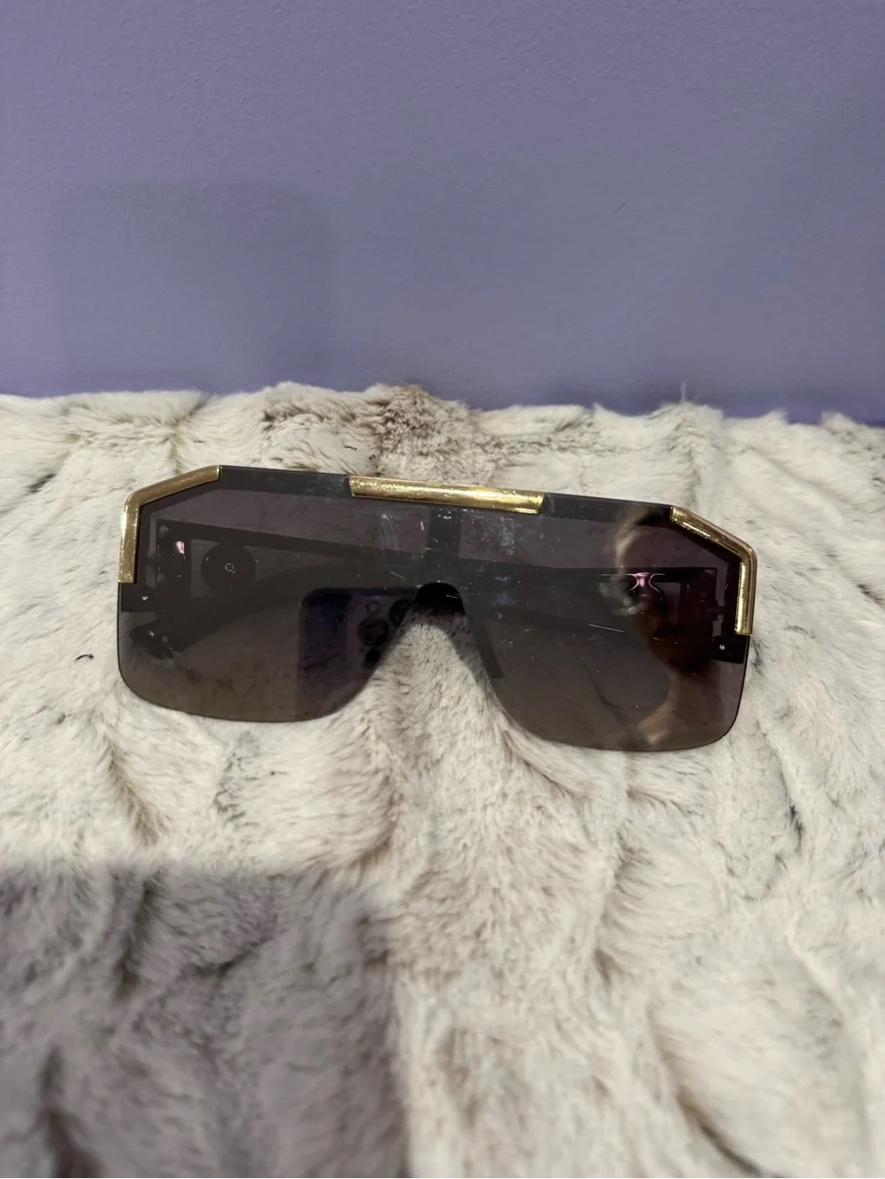 Women's Oversized Shield Sunglasses with Gold Accents - Black